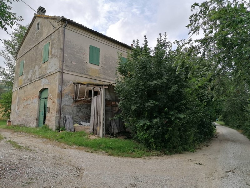 Rustico in Vendita a Colli al Metauro, 130'000&euro;, 230 m²