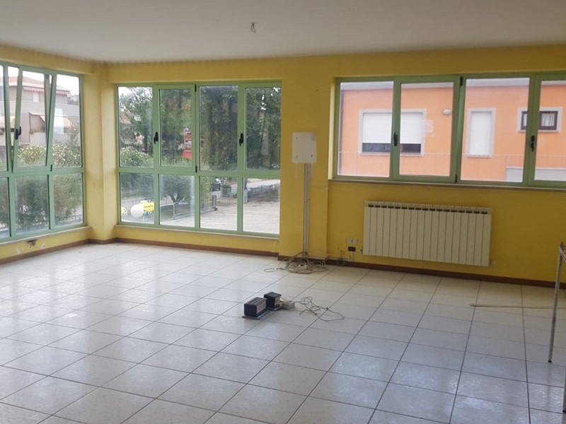 Ufficio in Affitto a Colli al Metauro, 700€, 140 m²