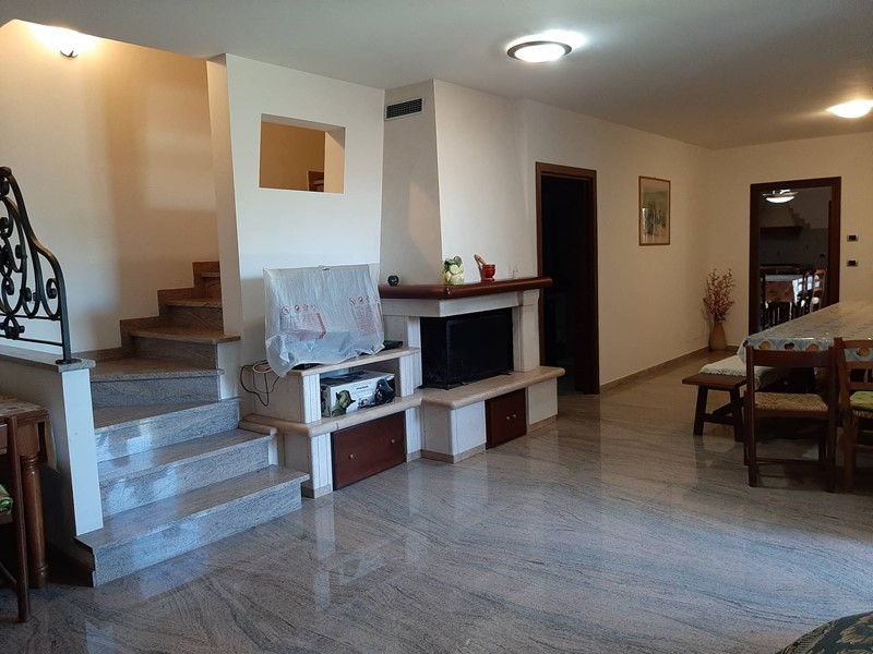 Casa Semi Indipendente in Vendita a Cartoceto, 450'000€, 358 m²