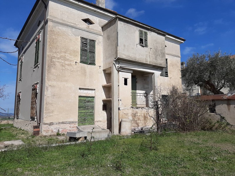 Casa Indipendente in Vendita a San Costanzo, 140'000€, 260 m²