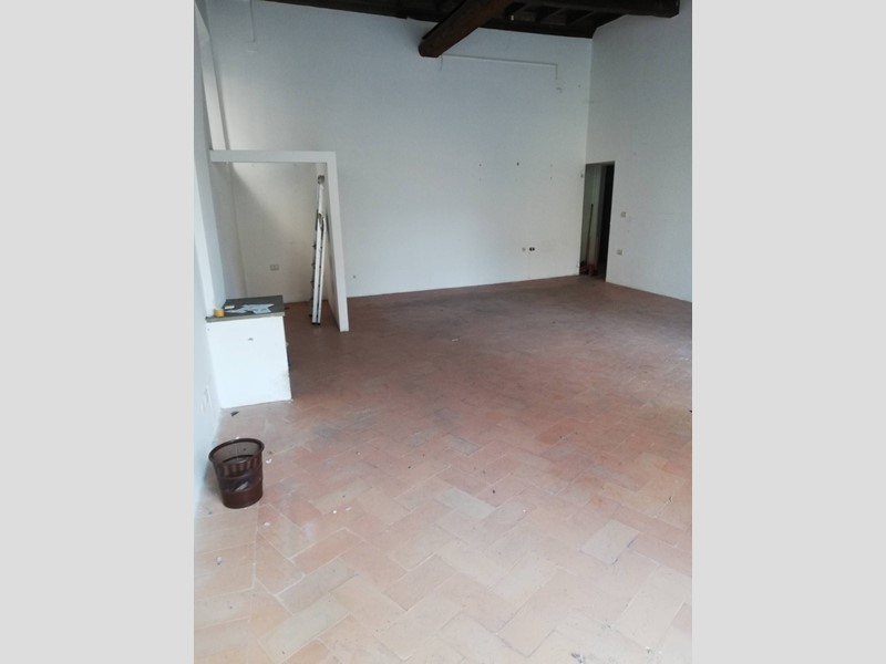 Immobile commerciale in Vendita a Fano, 350'000&euro;, 230 m²