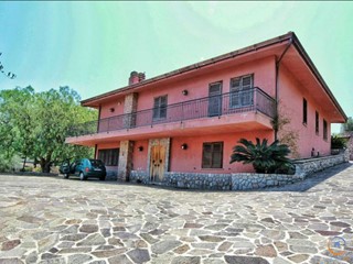 Villa in Vendita a Palermo, 480'000€, 452 m²