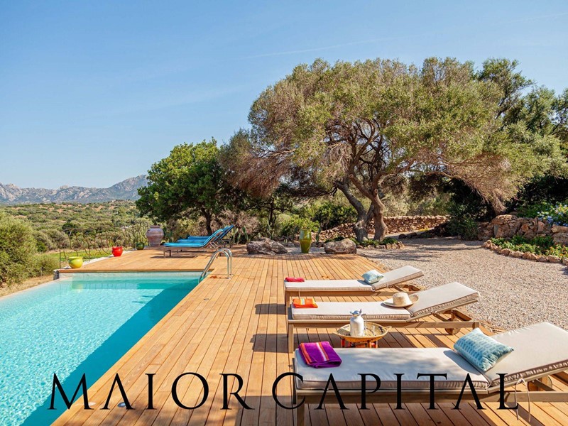 Villa in Vendita a Olbia, 2'100'000€, 320 m²