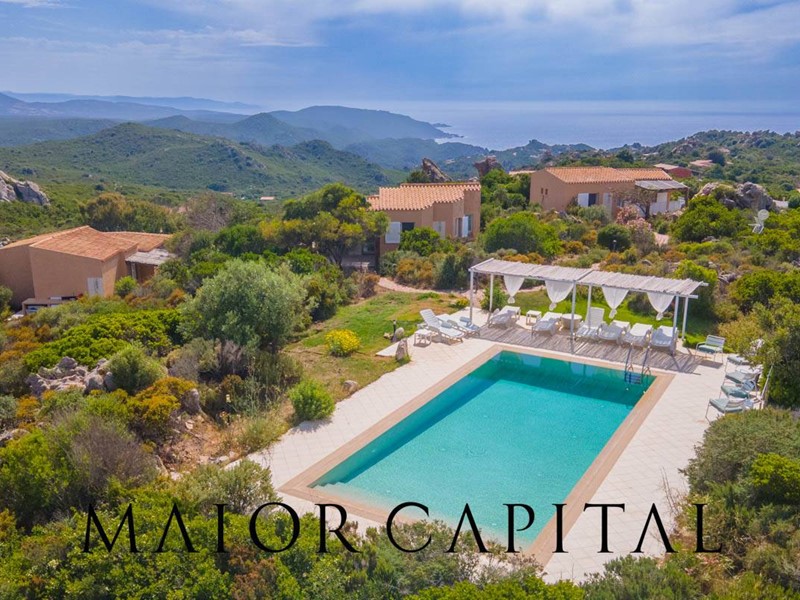 Attività commerciale in Vendita a Trinità d'Agultu e Vignola, 1'650'000€, 450 m²