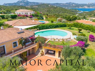 Villa in Vendita a Arzachena, 2'100'000€, 628 m²