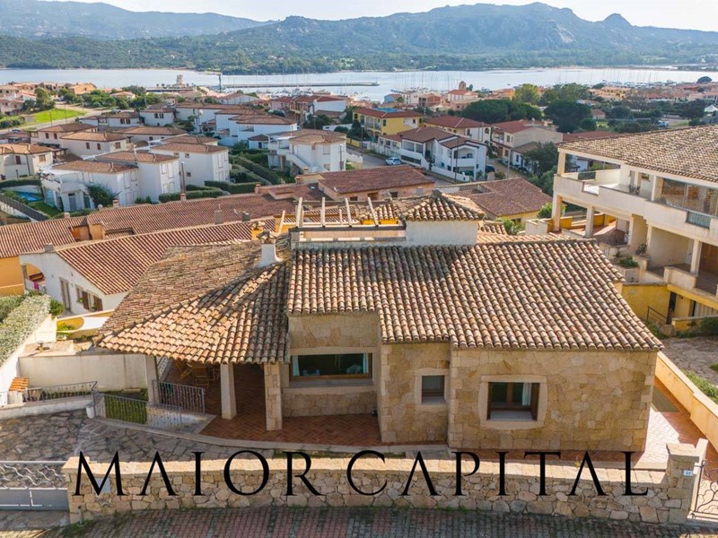 Villa in Vendita a Arzachena, 940'000€, 240 m²