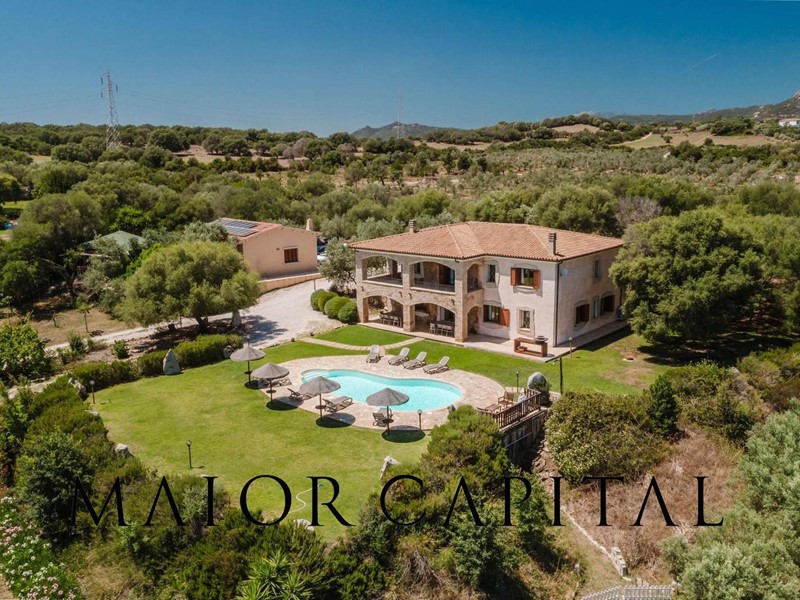 Villa in Vendita a Olbia, 1'700'000€, 350 m²