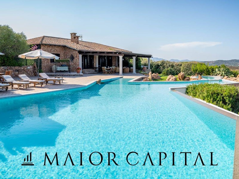 Villa in Vendita a Loiri Porto San Paolo, 450 m²