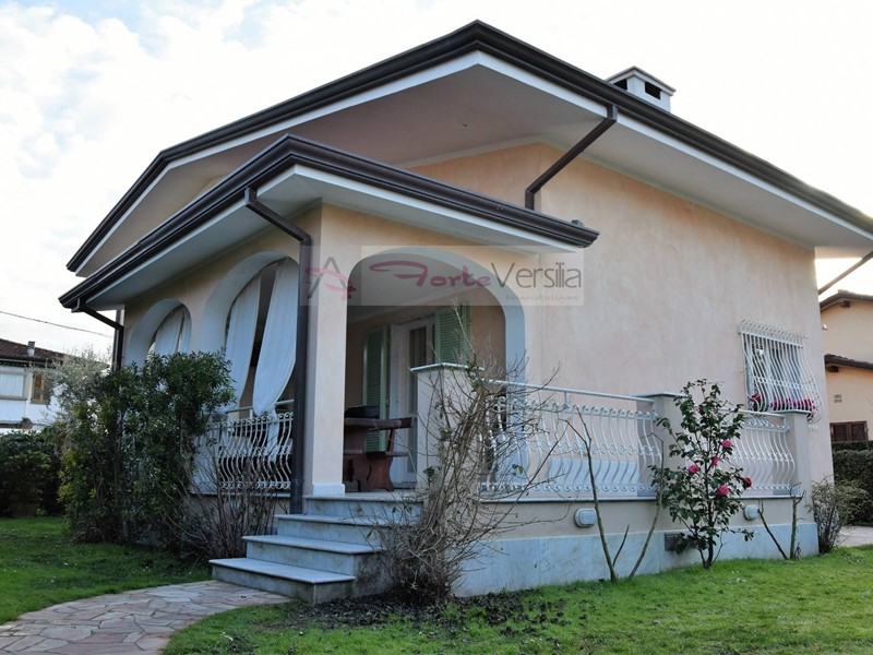 Villa in Affitto a Forte dei Marmi, 200 m²
