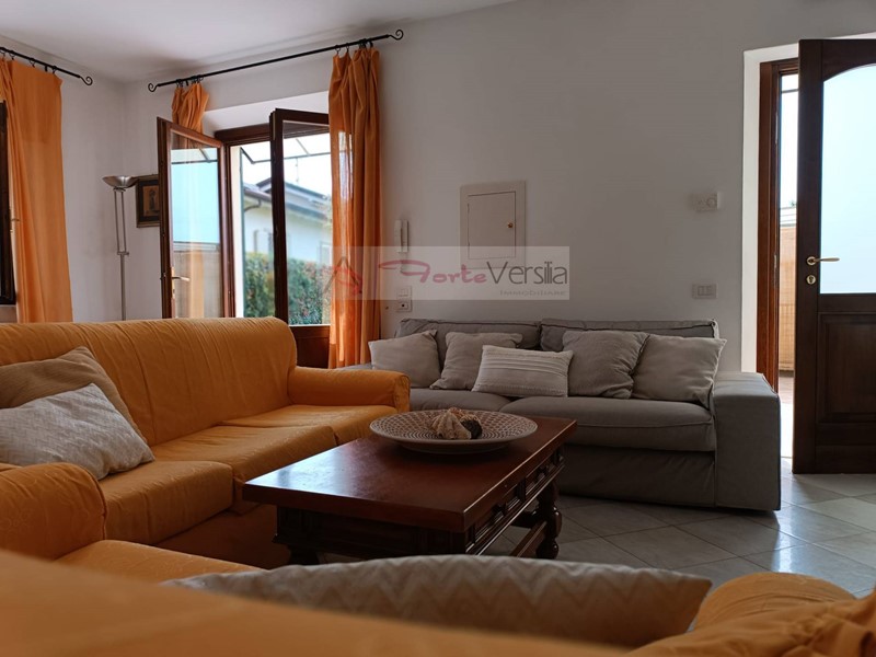 Villa in Vendita a Pietrasanta, 680'000€, 189 m²