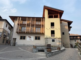 Casa Semi Indipendente in Vendita a Bleggio Superiore, 80'000€, 220 m²