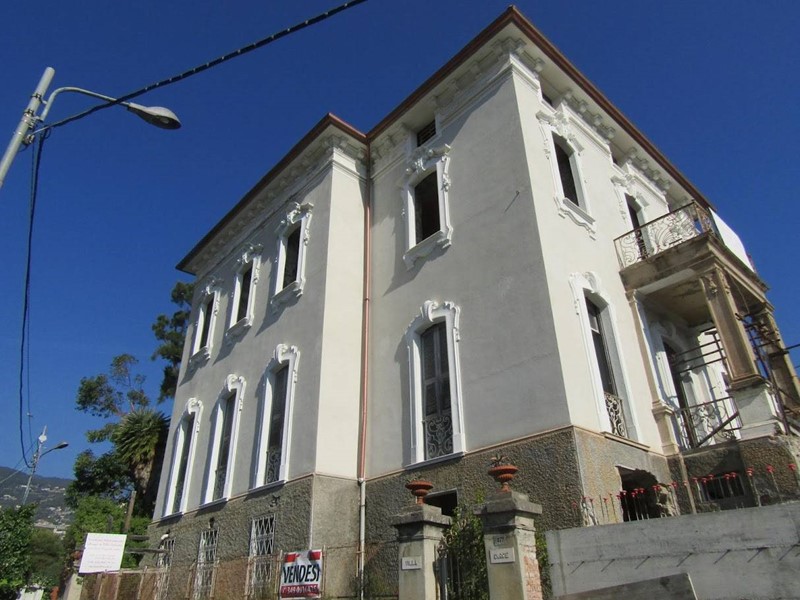 Villa in Vendita a Sanremo, 949'000€, 740 m², con Box
