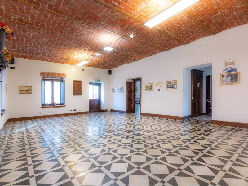 Attività commerciale in Vendita a Villar Focchiardo, 650'000€, 1000 m², con Box