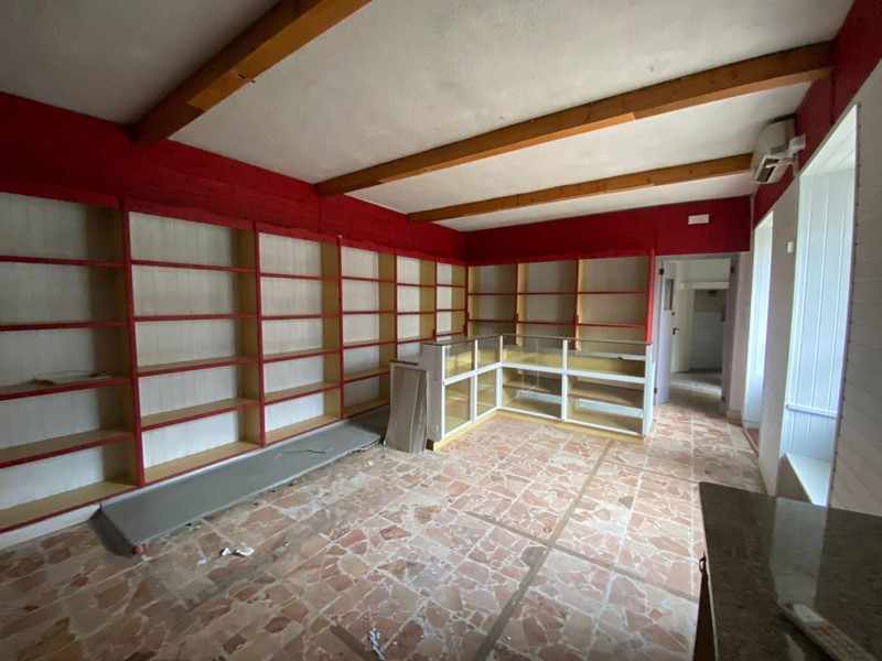 Negozio in Affitto a Castellamonte, 400€, 107 m²