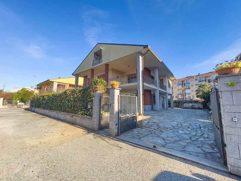 Villa in Vendita a Orbassano, 395'000€, 250 m²