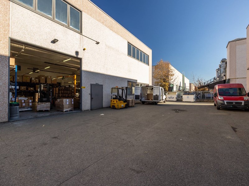 Capannone in Vendita a Torino, 860'000€, 700 m²