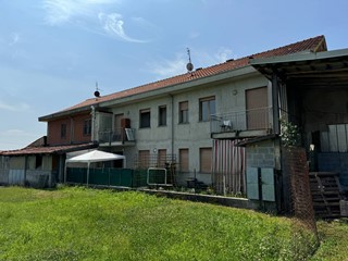 Rustico in Vendita a Cumiana, 200'000€, 425 m²