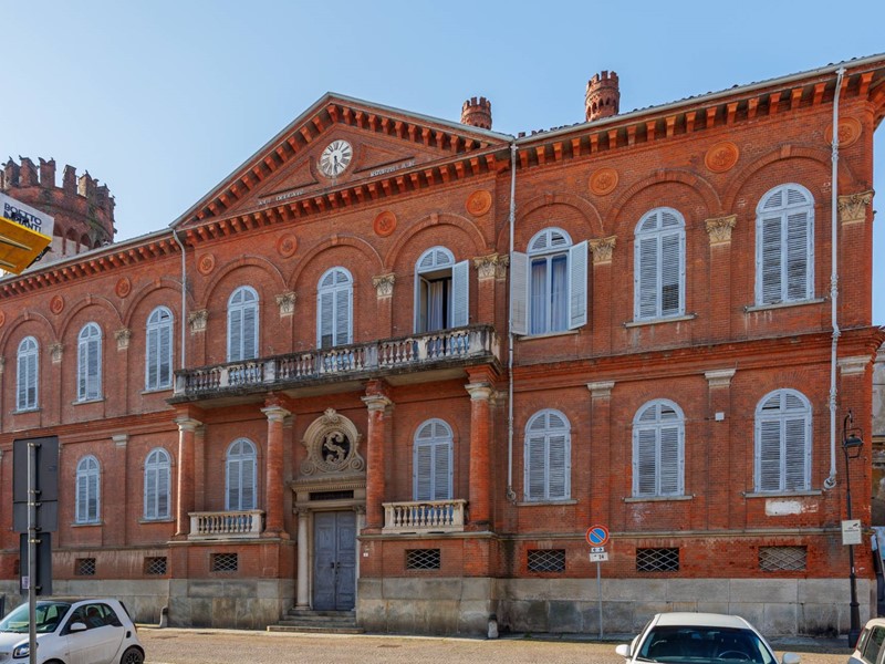 Attività commerciale in Vendita a Favria, 750'000€, 950 m²