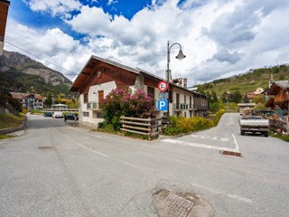 Appartamento in Vendita a Cesana Torinese, 340'000€, 247 m²