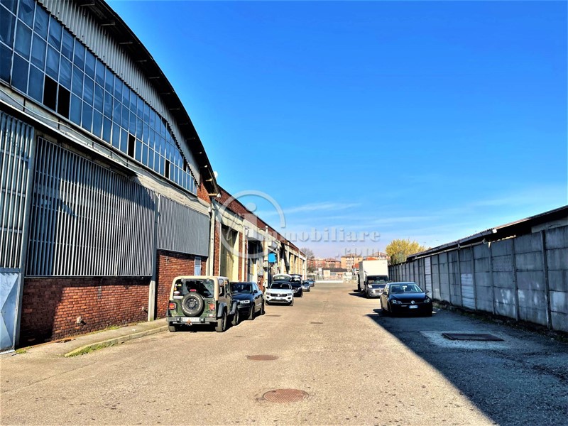 Capannone in Affitto a Abbiategrasso, 3'000€, 1067 m²