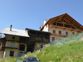 Cascina in Vendita a Cesana Torinese, 1500 m²