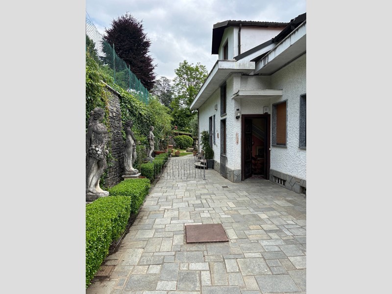 Casa Semi Indipendente in Vendita a Lanzo Torinese, 550'000€, 602 m²