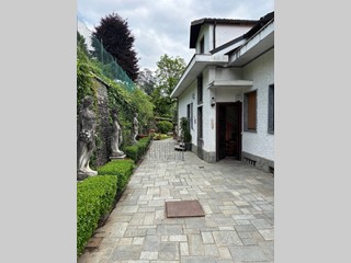 Casa Semi Indipendente in Vendita a Lanzo Torinese, 550'000€, 602 m²