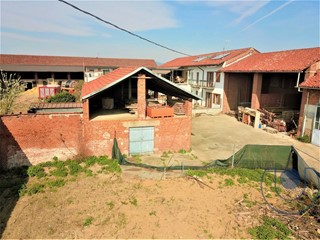 Rustico in Vendita a Chieri, 160'000€, 258 m², con Box