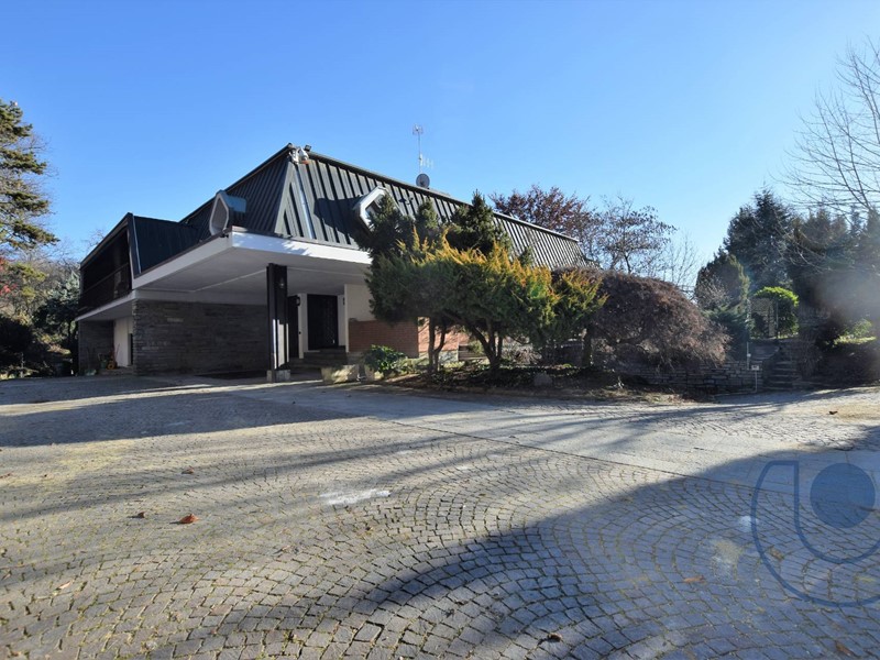 Villa in Vendita a Moncalieri, 450 m², con Box