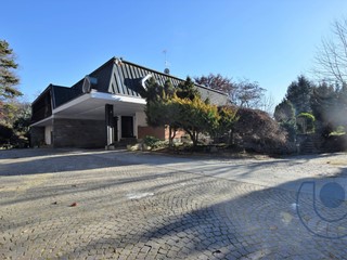 Villa in Vendita a Moncalieri, 450 m², con Box