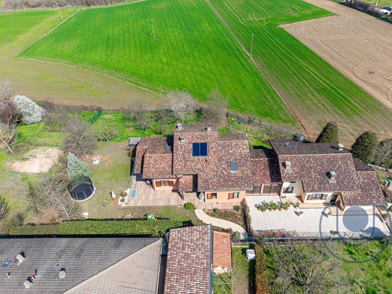 Villa in Vendita a Cambiano, 680'000€, 425 m², con Box