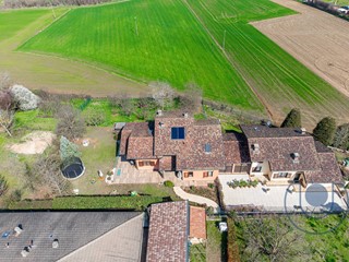 Villa in Vendita a Cambiano, 680'000€, 425 m², con Box