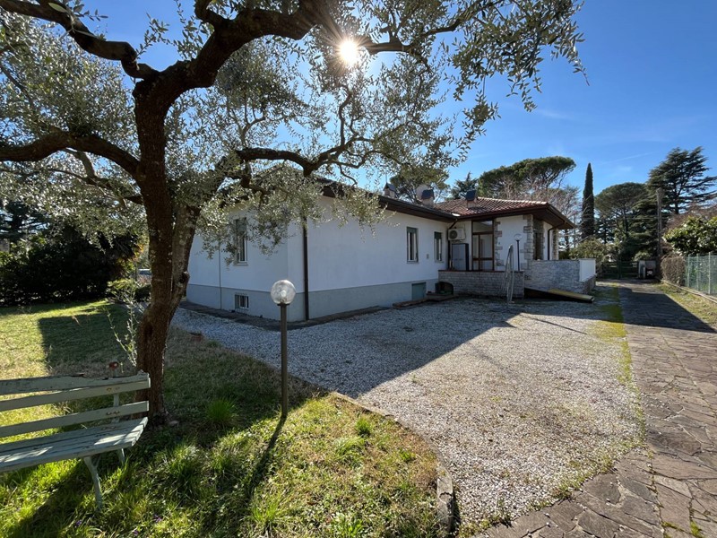 Villa in Vendita a Gorizia, 380'000€, 295 m²