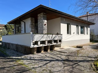 Villa in Vendita a Gorizia, 380'000€, 295 m²