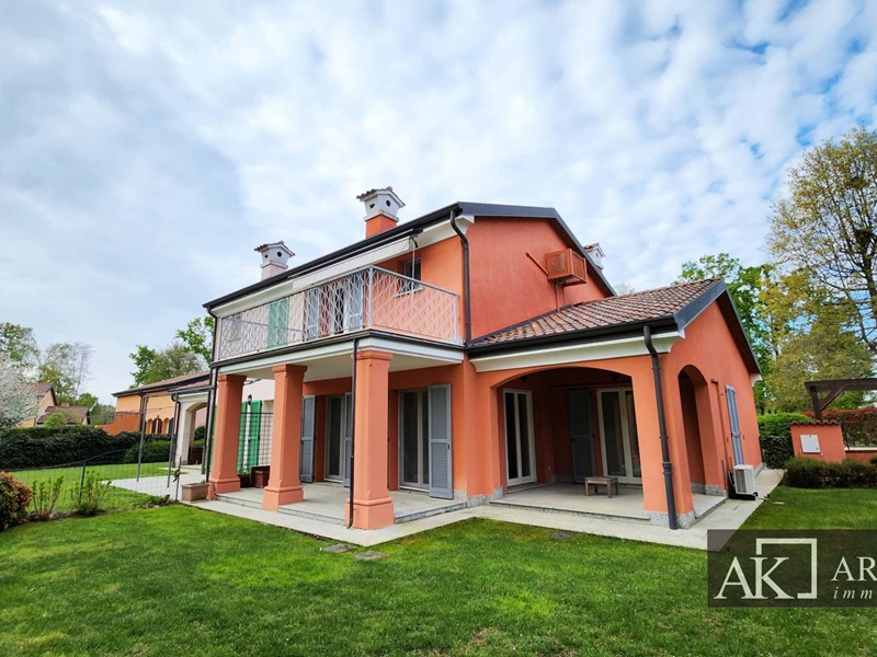 Villa in Affitto a Bogogno, 2'200€, 185 m²