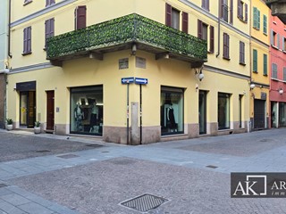 Negozio in Affitto a Novara, 2'600€, 88 m²