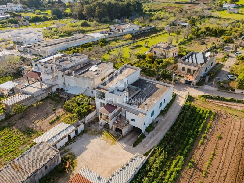 Villa in Vendita a Uggiano la Chiesa, 128'000€, 196 m², con Box