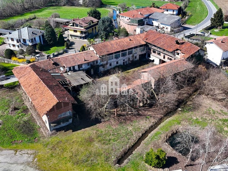 Casa Indipendente in Vendita a Castellamonte, 170'000€, 2582 m², con Box