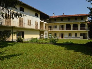 Casa Indipendente in Vendita a Romano Canavese, 110'000€, 258 m², con Box