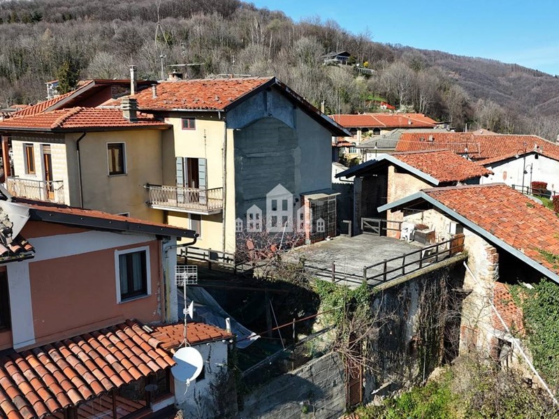 Casa Indipendente in Vendita a Castelnuovo Nigra, 39'000€, 140 m²