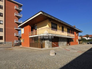 Capannone in Vendita a Feletto, 395'000€, 402 m²