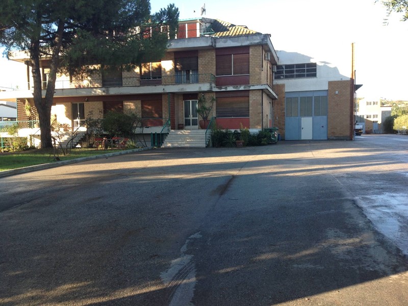 Capannone in Vendita a Martinsicuro, 670'000€, 2050 m²