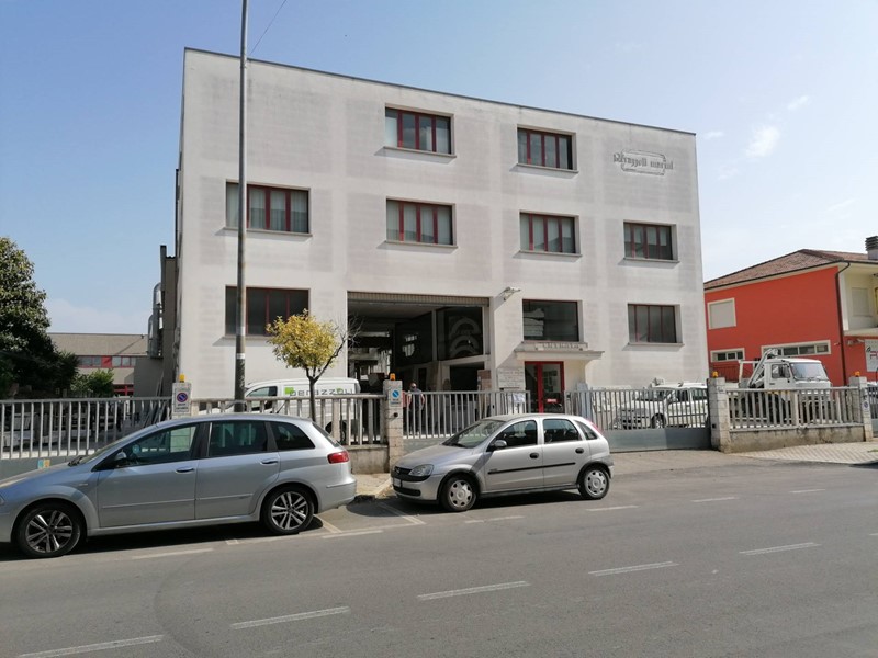 Capannone in Vendita a San Benedetto del Tronto, 800'000€, 1400 m²