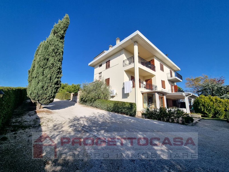 Casa Indipendente in Vendita a Offida, 650'000€, 700 m²