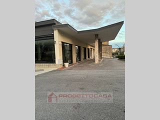 Immobile commerciale in Affitto a Nereto, 1'500€, 200 m²