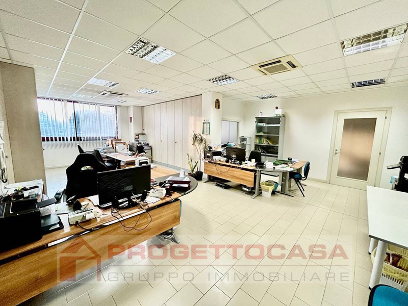 Ufficio in Vendita a San Benedetto del Tronto, 219'000€, 240 m²
