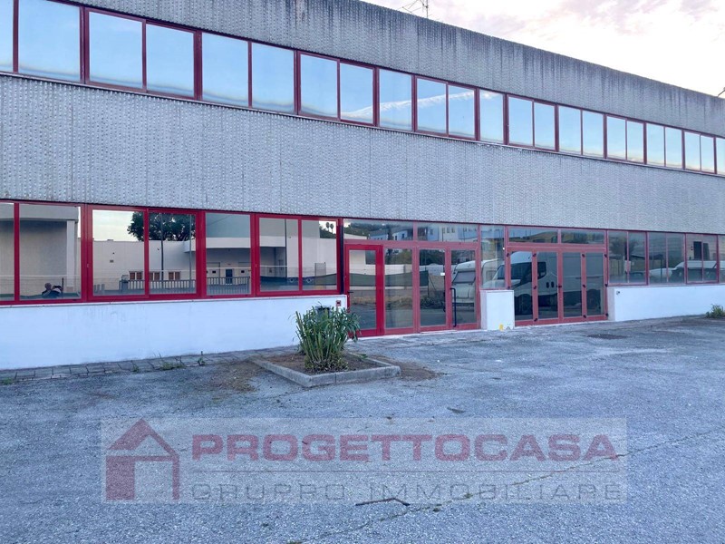 Capannone in Affitto a Grottammare, 3'000€, 800 m²