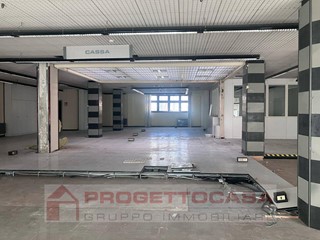 Immobile commerciale in Vendita a Ascoli Piceno, 580'000€, 550 m²