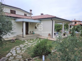 Villa in Vendita a Soriano nel Cimino, 380'000€, 545 m²