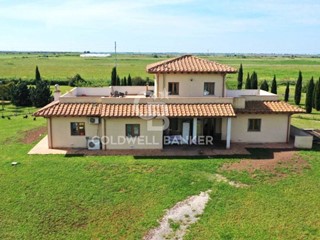 Villa in Vendita a Canino, 445'000€, 405 m²
